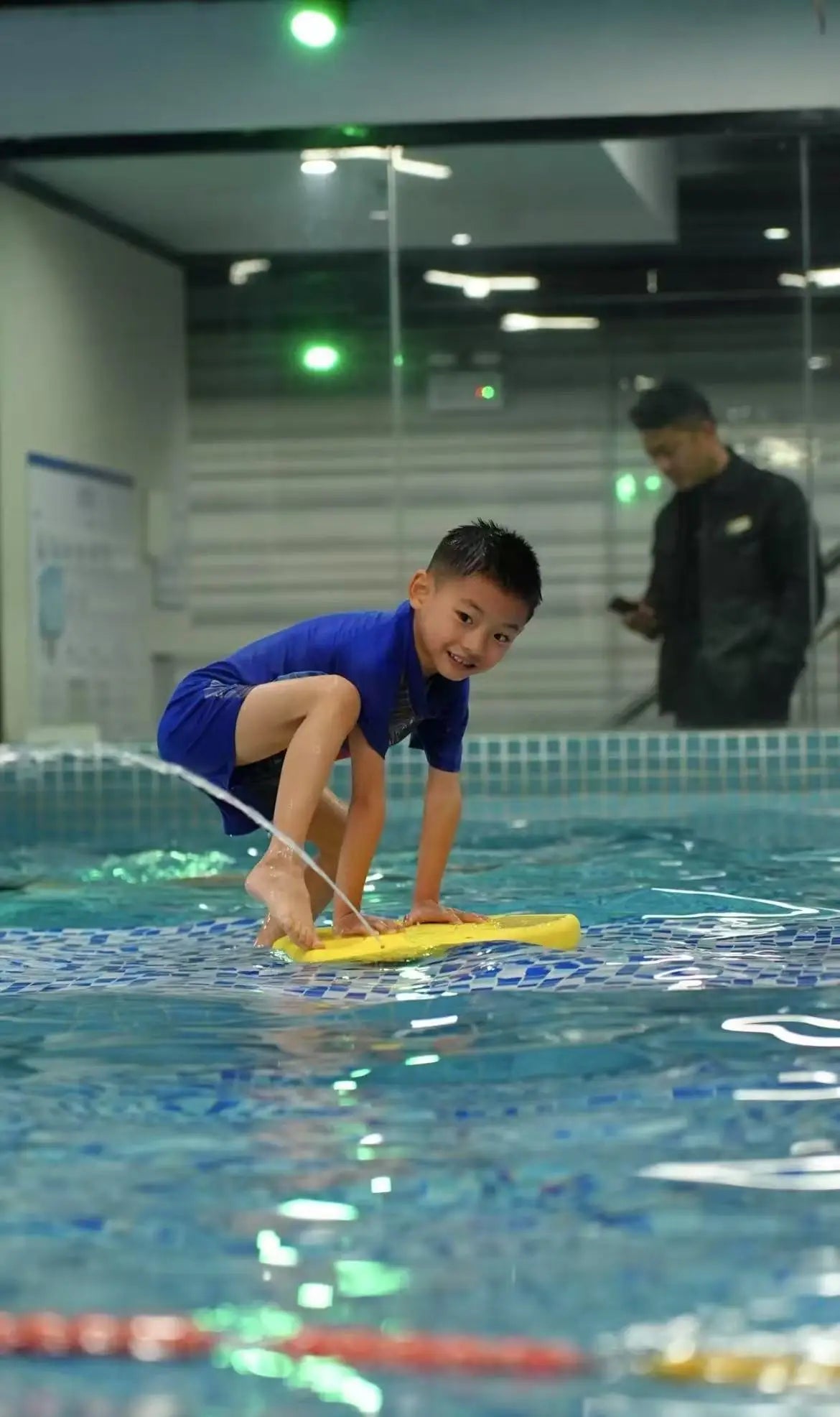 Electric Jet Pool Float - Rechargeable adult and children's pool toys with splash function. Pool floating board upgrade